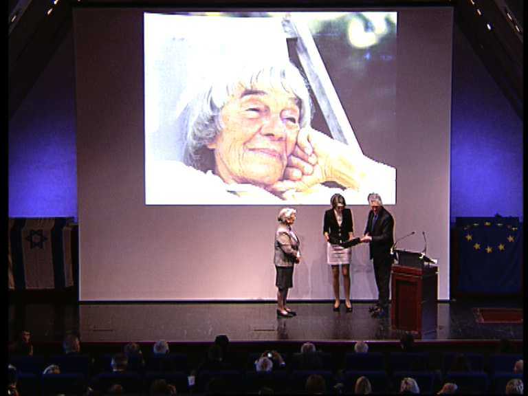 Andrea Mallasz, petite nièce de Gitta, reçoit la médaille et le titre de Juste le 13 mai 2012 à Paris 