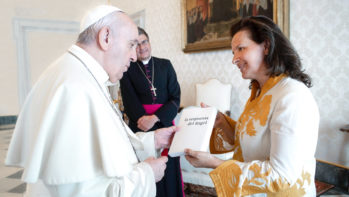 Pape François reçoit Dialogues avec l'Ange par Juliette Binoche